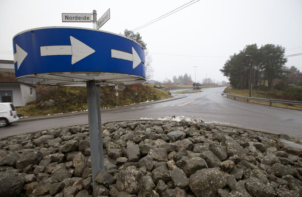 Det er inga bøn om du køyrer i feil retning i rundkøyringane, lovar Svein Storebø på politistasjonen.