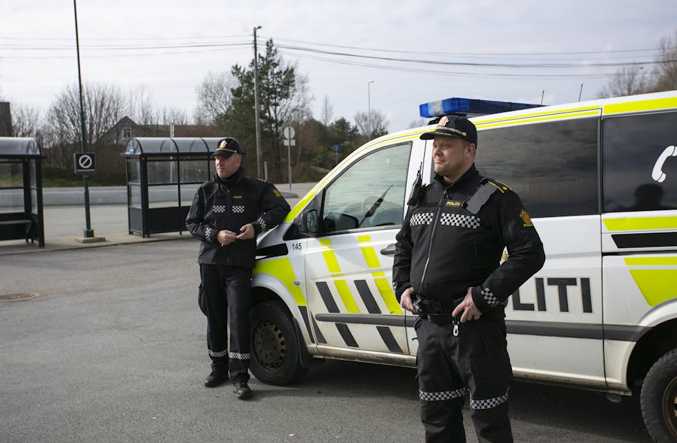 Trafikkansvarleg Svein Storebø og politifyrstebetjent Vidar Mjåtvedt ber førarar roa ned over Austevollsbrua. 