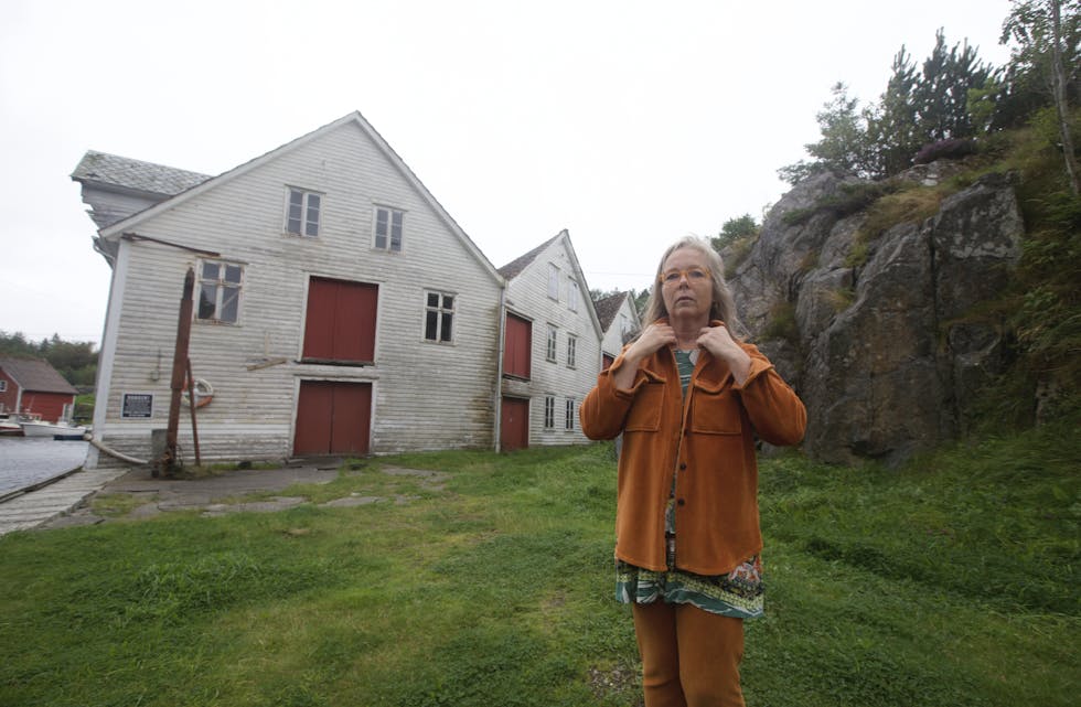 Marie Kalve går i bresjen for å sikra dei historiske kvalitetane ho meiner bur i Kvalvågen. Mykje av den gamle bygningsmassen, deriblant Trelasten, er ute for sal.