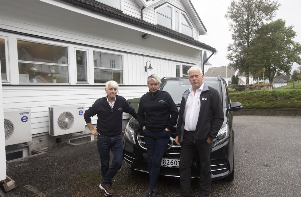 Arne Kalve, Britt Jarnes og Agnar Blåsternes er uroa for pasientane som treng drosje, no som avtala med Helse Bergen går ut natt til måndag.
