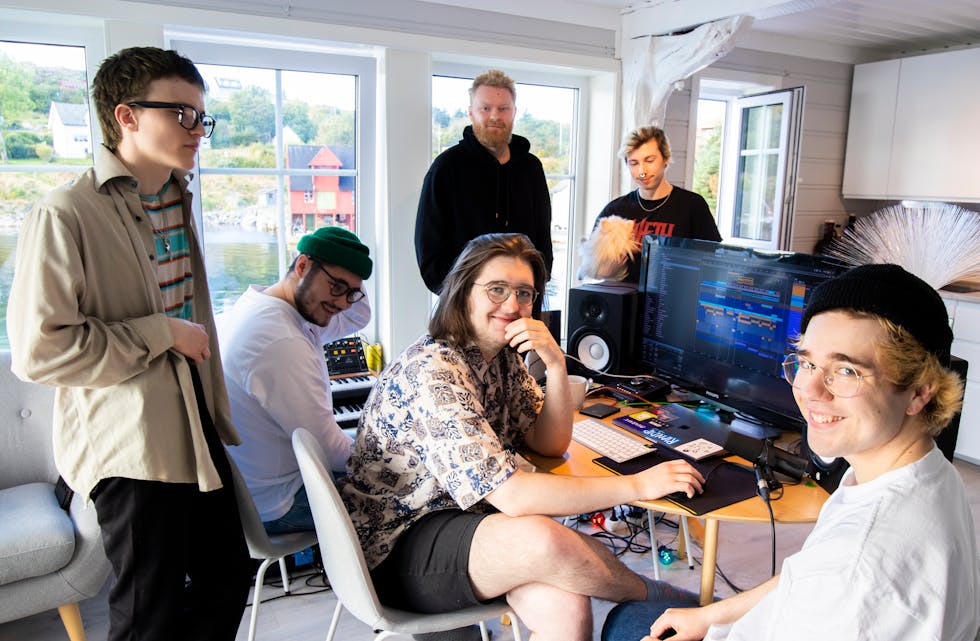 Frå venstre: Simon Olsen, Niklas Johansen, Nikolaj Nordbak Gloppen, Liam Oliver Jack Knott, Jonathan Letzing og Markus Sørnes er i Austevoll for å produsera musikk og video saman.
