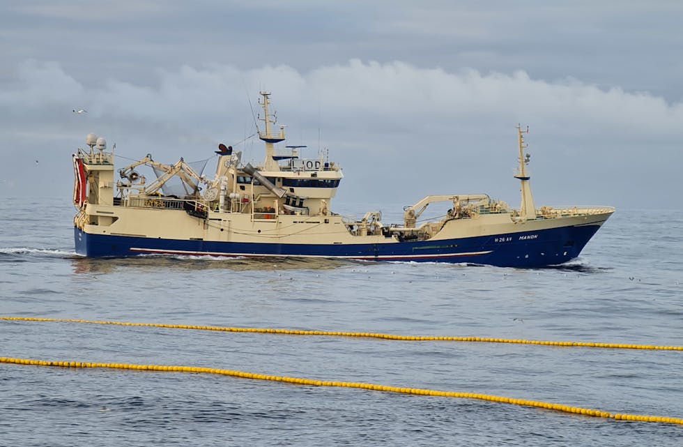 Pandemien set slett ingen stoggar for etterspurnaden etter råstoff frå båtar som ”Manon”, som her fiskar etter makrell ved Shetland. Foto: Kurt Hage.