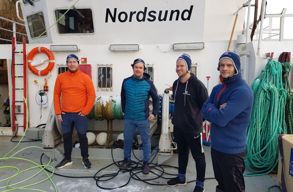 Mannskapet på MV "Nordsund" er klare for å vera med båten til Langenuen. Frå venstre: Alexander Gustafsson, Torstein Storebø, Daniel Oksnes og Mareno Skogseth.
