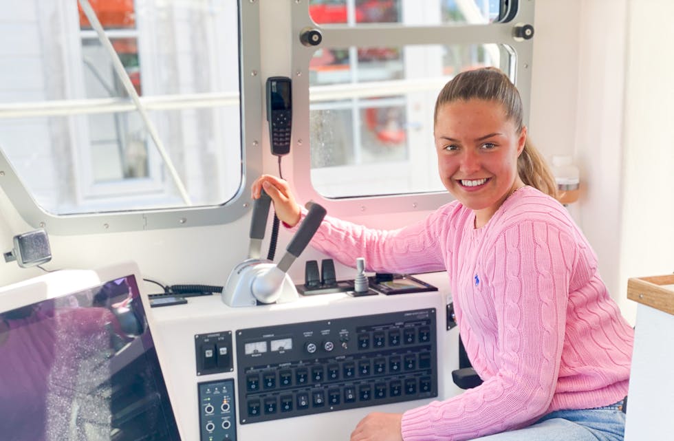 Katrine Sekkingstad gler seg til å få mykje trening i sjarken «OMA» slik at ho om nokre år kan bli ein dyktig skipper.