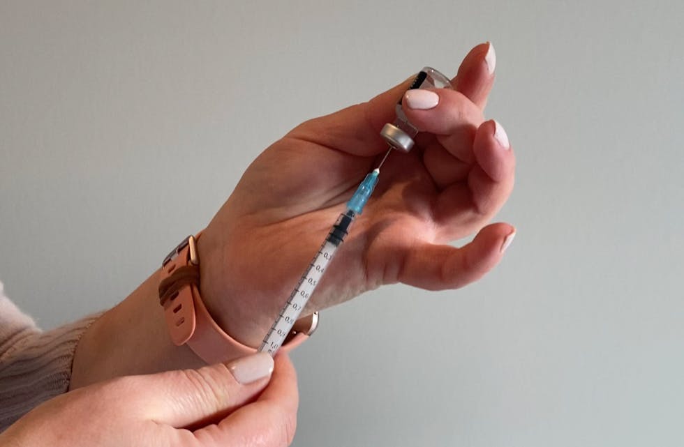 Kommunen reknar med å starta vaksinering på Storebø barneskule frå veke 26. Arkivfoto.