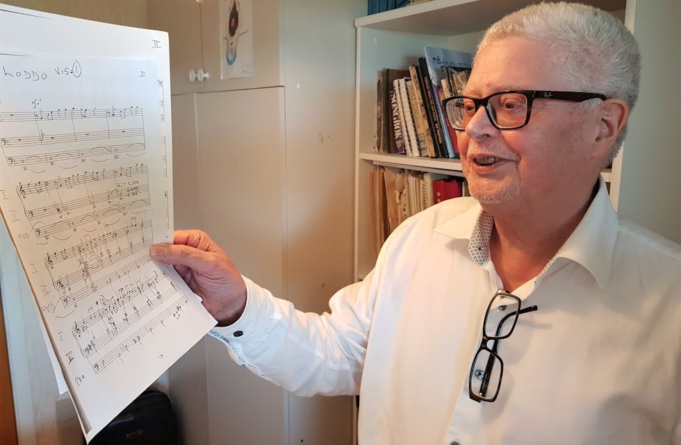 Komponist Steinar Christensen syner stolt fram partituret til Loddo.