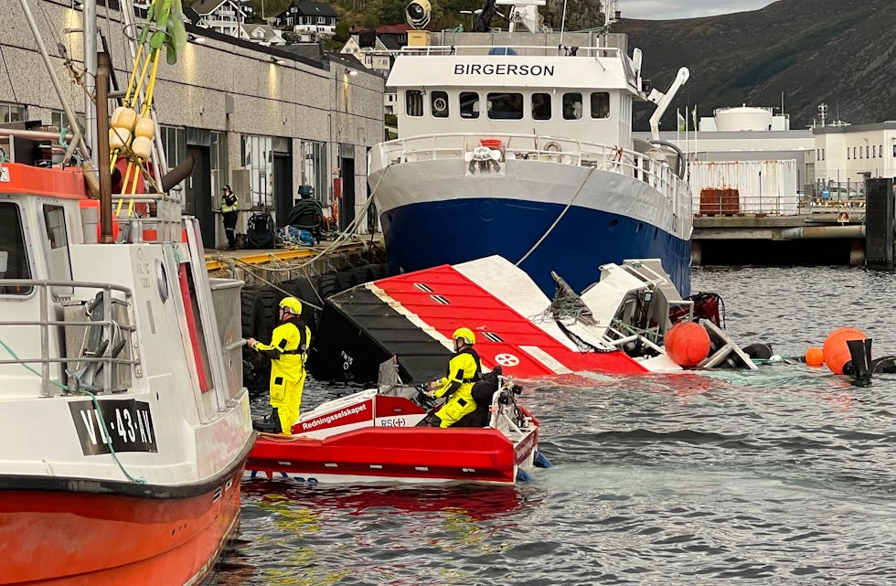 Sjarken gjekk ned ved kai, mest truleg grunna arbeid med ventilar om bord. Foto: Seline Larsen / Fjordenes Tidende.