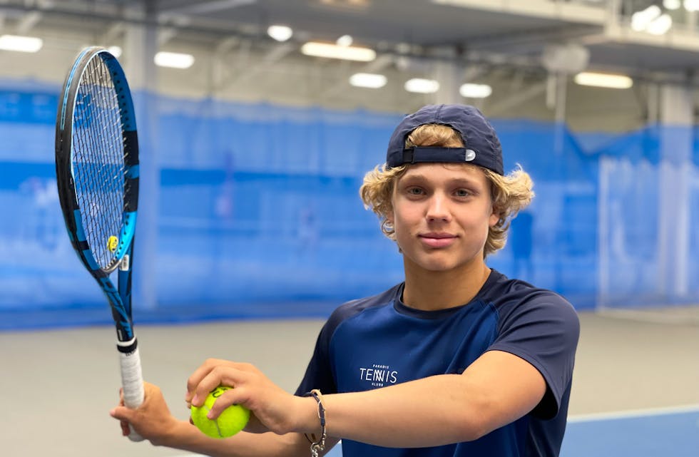 Rasmus Møgster Grindheim (15) drøymer om å bli verdas beste tennisspelar. Det skal han klara med disiplin og knallhardt arbeid. 
