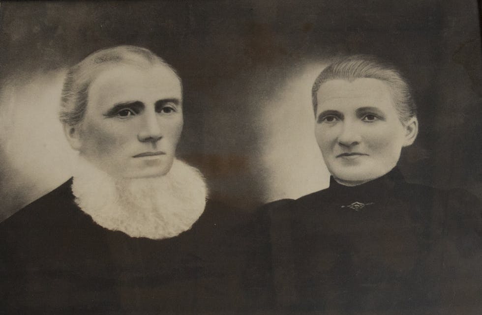 Ole og Karine Halstensen kjøpte Bekkjarvik med gjestgiveri, gard og det heile for 16 000 kroner i 1897. 125 år seinare markerer oldebarn, femte- og sjettegenerasjon jubileet. Fotografi av teikning.
