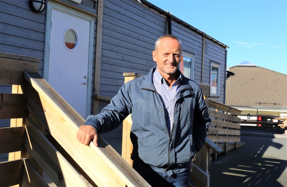Kommunalsjef Bjørn Kristian Bjånesøy gler seg over at det kjem nye brakkeløysingar på Storebø skule. Målet er å få dei på plass og funksjonelle i januar 2023.