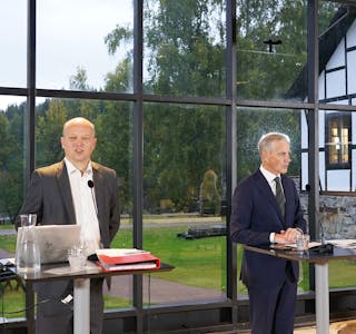 Statsminister Jonas Gahr Støre (Ap) og finansminister Trygve Slagsvold Vedum (Sp) under pressekonferansen onsdag på Blaafarveværket. Foto: Terje Bendiksby / NTB / NPK